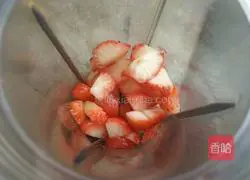 Illustration of how to make strawberry milk 4