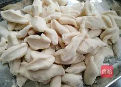 Illustration of making sour soup scissor noodles 5