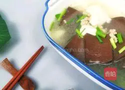Illustration of how to make a bowl of pig blood and tofu soup in winter 6