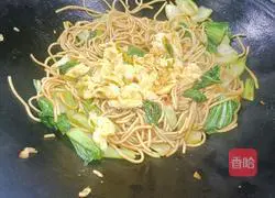 Illustration of how to make fried noodles with eggs 9