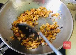 Illustration of how to make pickled cabbage and mutton noodles 4