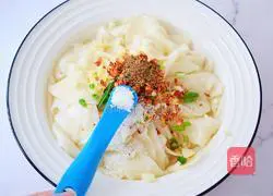 Illustration of how to make dumpling skins and noodles with oil 13