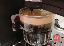Illustration of how to make caramel ice cream latte 2
