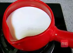 Illustration of how to make milk and fruit cereal 4