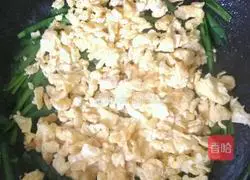 Illustration of how to make fried eggs with leeks 4