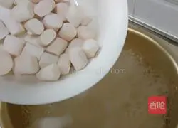 Illustration of how to make taro balls, red dates and white fungus soup 3