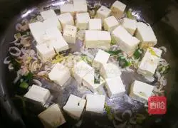 Illustration of how to make scallion-flavored shrimp skin and tofu soup 5