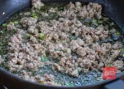 Illustration of how to make noodles with mushroom meat sauce 7