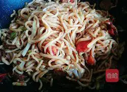 Illustration of how to make fried noodles with sausage 7
