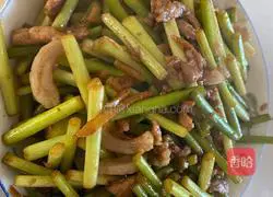 Illustration of how to stir-fry shredded pork with garlic moss 12