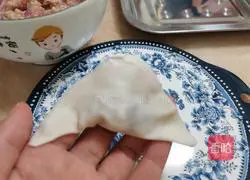 Illustration of how to make fresh meat wontons 5