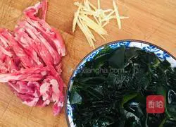 Illustration of how to make wakame shredded pork soup 1