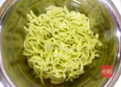 Illustration of making braised green vegetables noodles 26