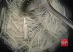 Illustration of how to make cold pork ears and potato shreds 2