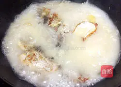 Illustration of how to make crucian carp shredded radish soup 6