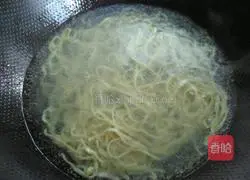 Illustration of how to make noodles with scallion oil and shredded chicken 5
