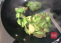 Illustration of how to stir-fry bitter melon with pickled mustard 5