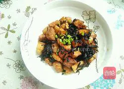 Illustration of how to cook pork with dried plums and vegetables 18