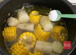 Illustration of how to stew old chicken with corn, yam and yam 5