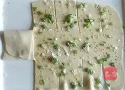 Illustration of how to make scallion pancakes that are crispy on the outside and soft on the inside 9