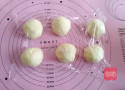 Illustration of how to make seaweed and meat floss bread 12