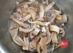 Illustration of how to make pig skin jelly 5