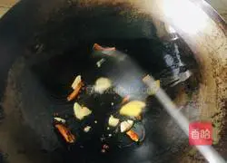 Illustration of how to stir-fry preserved duck with green pepper and garlic sprouts 3