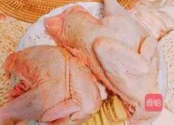 Illustration of how to make fresh taro, snail slices, black beans, gorgon seeds, yellow essence, tea tree mushrooms and hen soup 1