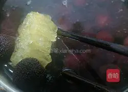 Illustration of how to make Forbidden City Bayberry and Lychee Drink 2