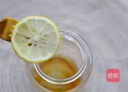 Illustration of how to make homemade lemon honey water 7