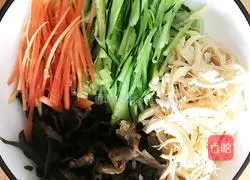 Illustration of how to make cold noodles with shredded chicken 1