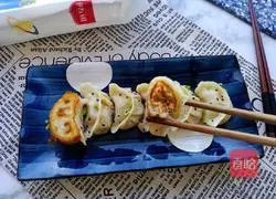 Illustration of how to make pan-fried dumplings stuffed with mushrooms, carrots and meat 19