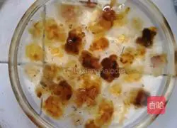 Illustration of how to make peach gum stewed papaya 2