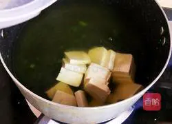 Illustration of how to make asparagus tofu soup 5