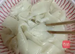 Illustration of how to make a large bowl of wide noodles 9