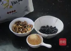 Illustration of how to make black bean and walnut drink 1