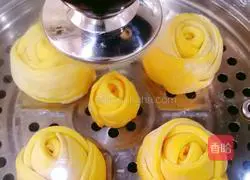 Illustration of how to make pumpkin rolls 12