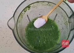 Illustration of how to make spinach and willow leaf steamed buns 3