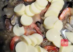 Illustration of how to make sea cucumber, shrimp and clam skin soup 8