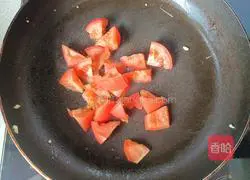 Illustration of how to make tomato, egg and pepper noodle soup 6