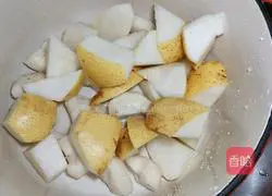 Illustration of how to make water chestnut, snow pear and red date soup 4