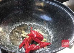 Illustration of how to stir-fry lean meat with snow peas 12