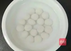 Illustration of how to make papaya, red dates and glutinous rice balls 3