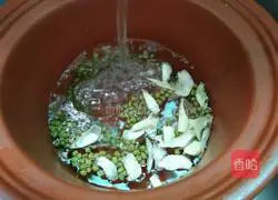 Illustration of how to make mung bean, lily and tremella soup 4