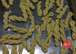 Illustration of how to make small twist 9