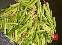 Illustration of how to stir-fry shredded pork with garlic moss 10