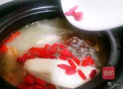 Illustration of making chicken soup with cuttlefish and lotus seeds 13