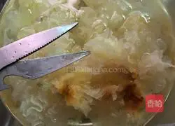 Illustration of how to make red dates, white fungus and lotus seed soup 4