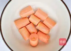 Illustration of how to make crispy sausage pastry rolls 3