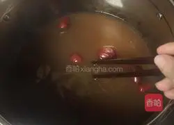 Illustration of how to make donkey-hide gelatin, red dates, egg and sugar water 4